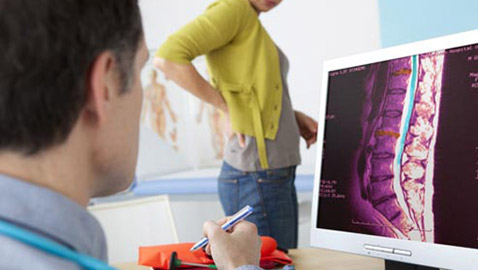 احذروا هذه العادات اليومية تضر بالعمود الفقري
