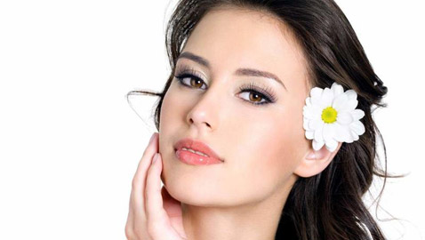خطوات سهلة تضمن الحصول على بشرة نقيّة ومشرقة