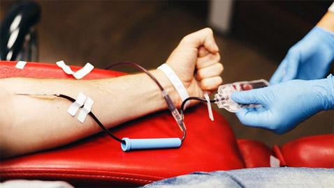 5 أطعمة ومشروبات عليك تناولها بعد تبرعك بالدم