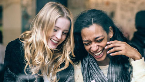 5 أبراج بارعة في رسم الضحكة على وجوه من حولها بسهولة