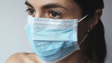 كأن يتدلى على عنقك.. 5 أخطاء عند ارتداء أقنعة الوجه للوقاية من كورونا
