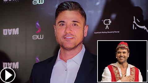 فيديو أحمد عز يفاجئ جمهوره بغناء (بتخاصمني حبة) لايف على المسرح