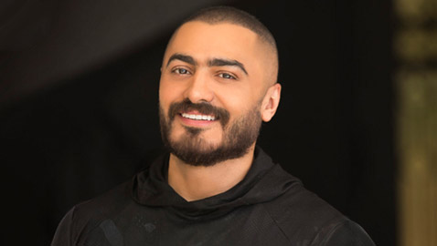مخرج سوري يرفع دعوى قضائية ضد تامر حسني بتهمة النصب.. ما القصة؟