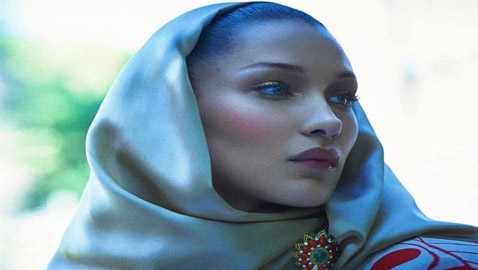 والد بيلا حديد ينشر صورا لها بالحجاب ويعلق: أميرة فلسطينية