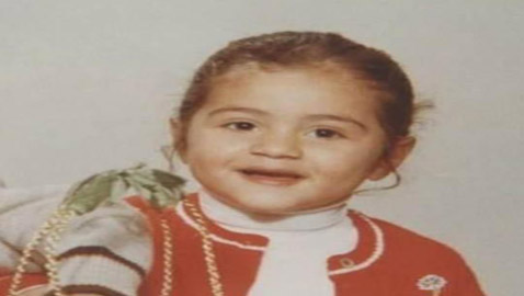 هذه الطفلة أصبحت من أشهر نجمات الغناء في العالم العربي.. خمنوا من هي؟