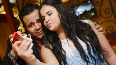إبنة محمد فؤاد تخطف الأنظار بجمالها.. وبالشبه الكبير مع والدها!
