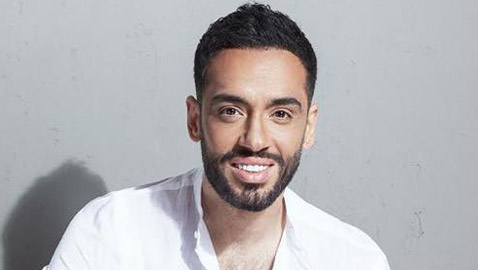 رامي جمال يكشف قرب تعافيه من مرض البهاق وزوجته تمازحه.. صور
