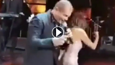 فيديو عمر دياب في موقف محرج على المسرح مع احدى المعجبات