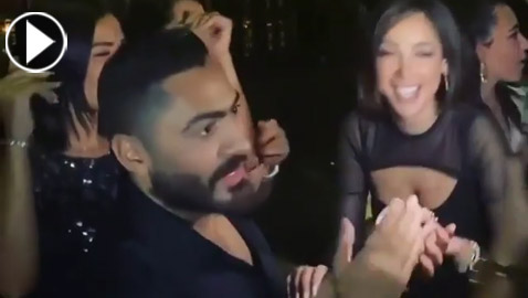  فيديو تامر حسني يغضب من معجب لاحق زوجته بسمة بوسيل ليصورها