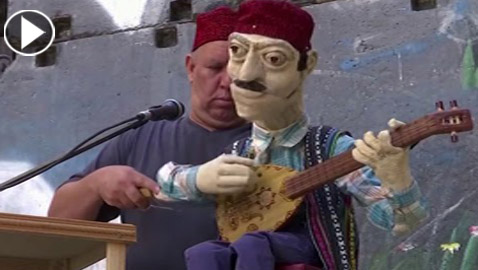 فلسطيني يغني ببطنه في الضفة للحفاظ على التراث