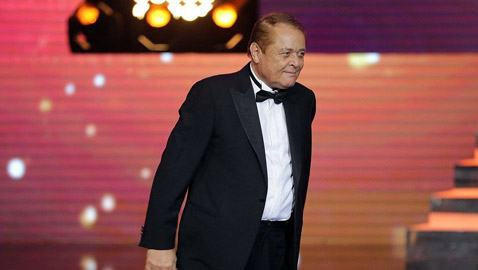 ساحر السينما محمود عبد العزيز .. حياة زاخرة بالحب والفن