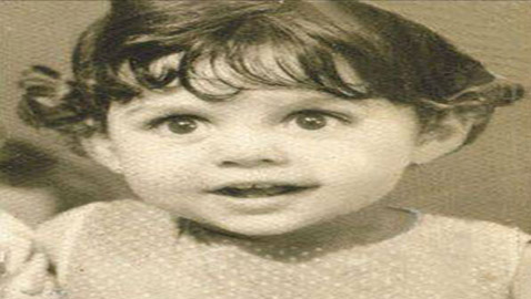 هذه الطفلة أصبحت من أشهر نجمات الفن في العالم العربي .. خمنوا من هي؟
