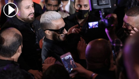 شاهد.. معجبة تحتضن محمد رمضان وتنهار من البكاء!