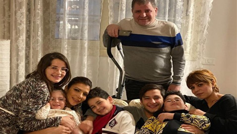 صورة عائلية تجمع أصالة بـ أيمن الذهبي.. ووالدة الأخير تعد لهم الطعام