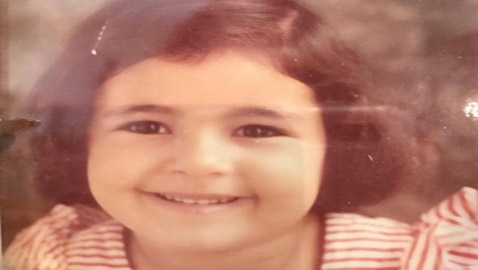 هل تستطيعون معرفة هوية هذة الطفلة الجميلة ؟.. من أشهر نجمات الدراما العربية