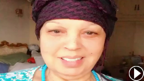 بوجه شاحب وملامح متعبة: رسالة فيفي عبده من منزلها بعد شائعات وفاتها
