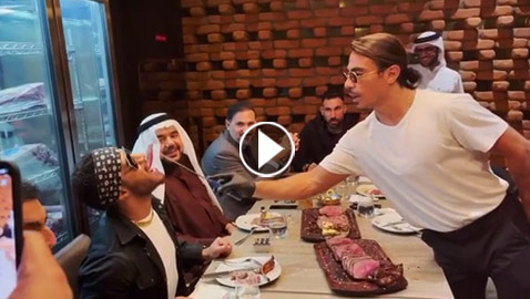 شاهدوا.. محمد رمضان يسرق الأضواء مجدداً بطريقة أكله اللحم من يد الشيف نصرت