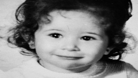 هل تستطيعون معرفة هوية هذة الطفلة الجميلة ؟