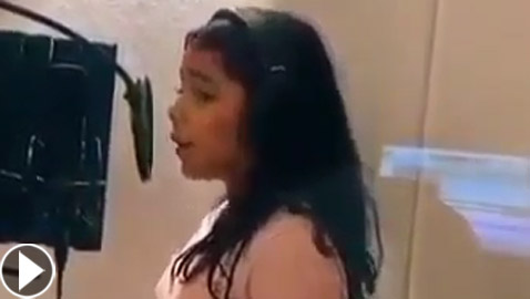 بالفيديو.. ابنة شيرين عبد الوهاب تسرق القلوب بغنائها وعذوبة صوتها