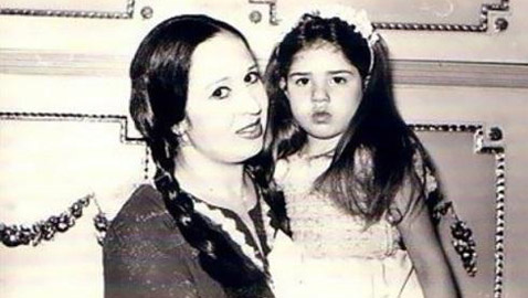 هل تستطيعون معرفة هوية هذه الطفلة الجميلة ؟.. من أشهر الفنانات المصريات