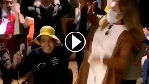 ليلى علوي ترقص مع محمد منير على أنغام (علي صوتك)