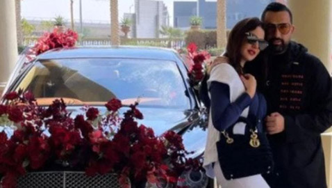 سيارة مغطاة بالورود..درة تخطف الأنظار بصور رومانسية مع زوجها في يوم الحب