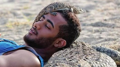 في صورة صادمة .. محمد رمضان يضع رأسه بين تمساحين !!