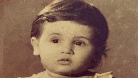 هل تستطيعون معرفة هوية هذه الطفلة الجميلة؟ أصبحت نجمة حسناء