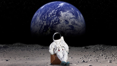 كرات غولف ورفات موتى.. أشياء غريبة تركها الإنسان في الفضاء الخارجي